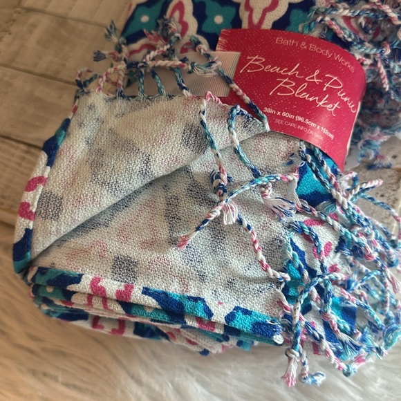 Nwt bath & body works beach or picnic blanket - Picture 7 of 7